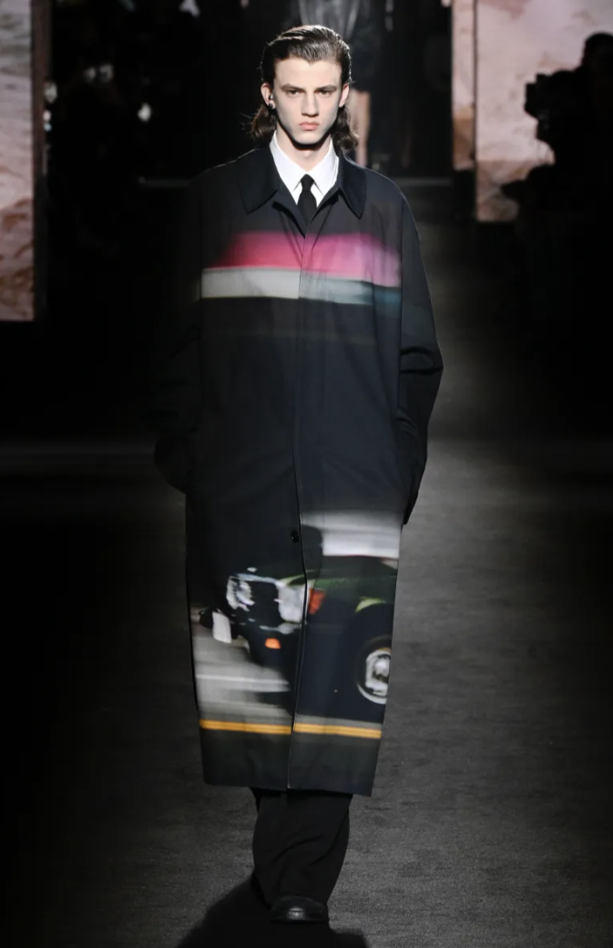 Chez Balenciaga, la collection est ni claire ni obscure : en demi-teinte